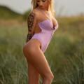 Blonde Foxy, mit einem Traumbusen von 80 C. Bild