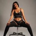 Junge Latina Rosi, probiere das Feuer. Bild