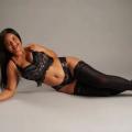 Junge Latina Rosi, probiere das Feuer. Bild